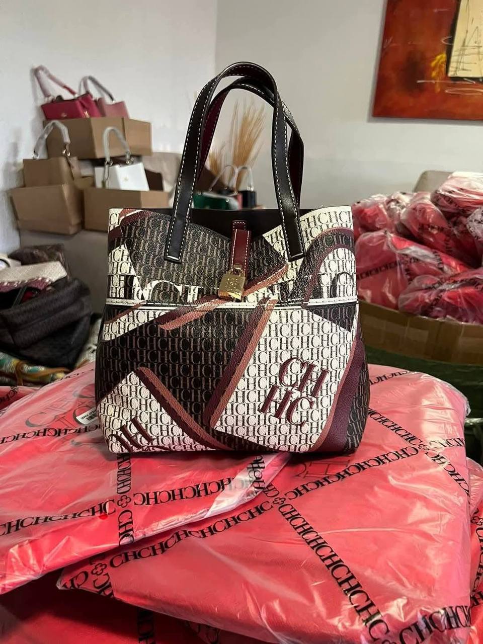 Luxurious handbag pallet